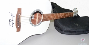 Guitarra autografada por Rui Veloso para leilão